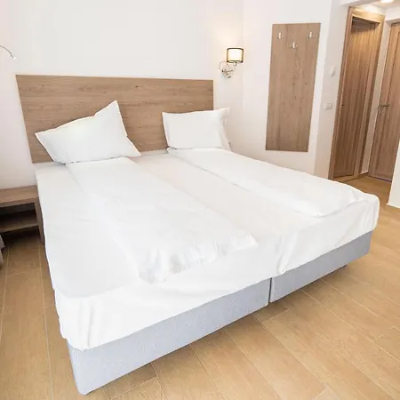 Hotel Aurora - 290m From Aqua Park